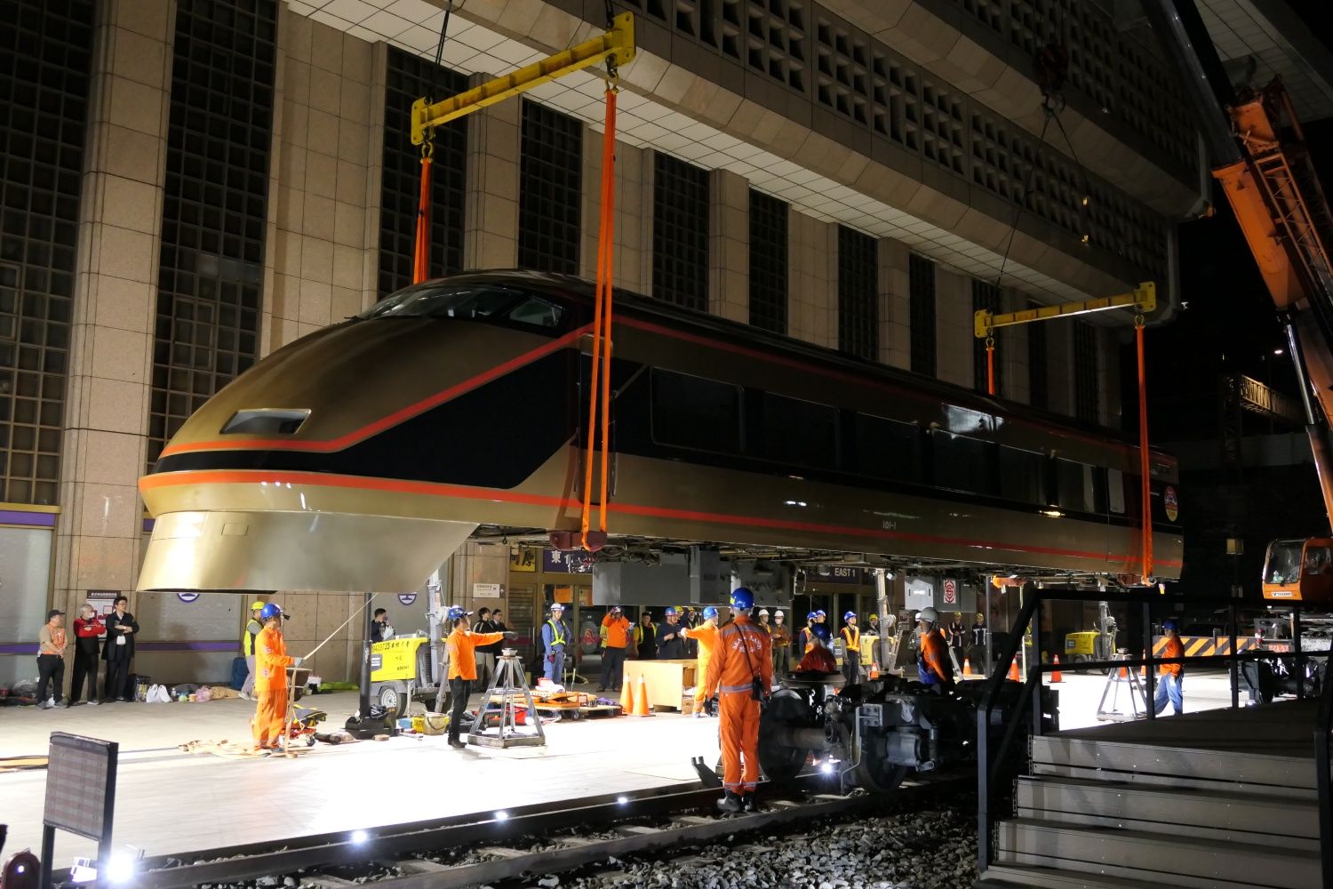 トレーラーは前方に抜ける（記者撮影）