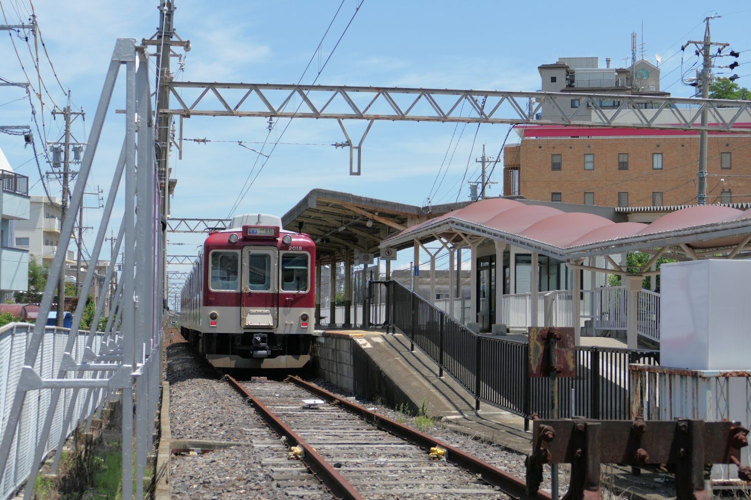 平田町駅に停車する2000系