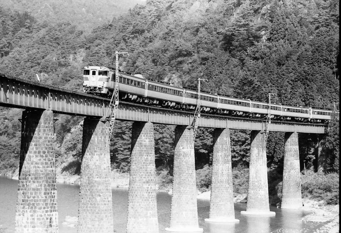 中山七里の景勝地、飛騨川を渡る特急「ひだ」（撮影：南正時）