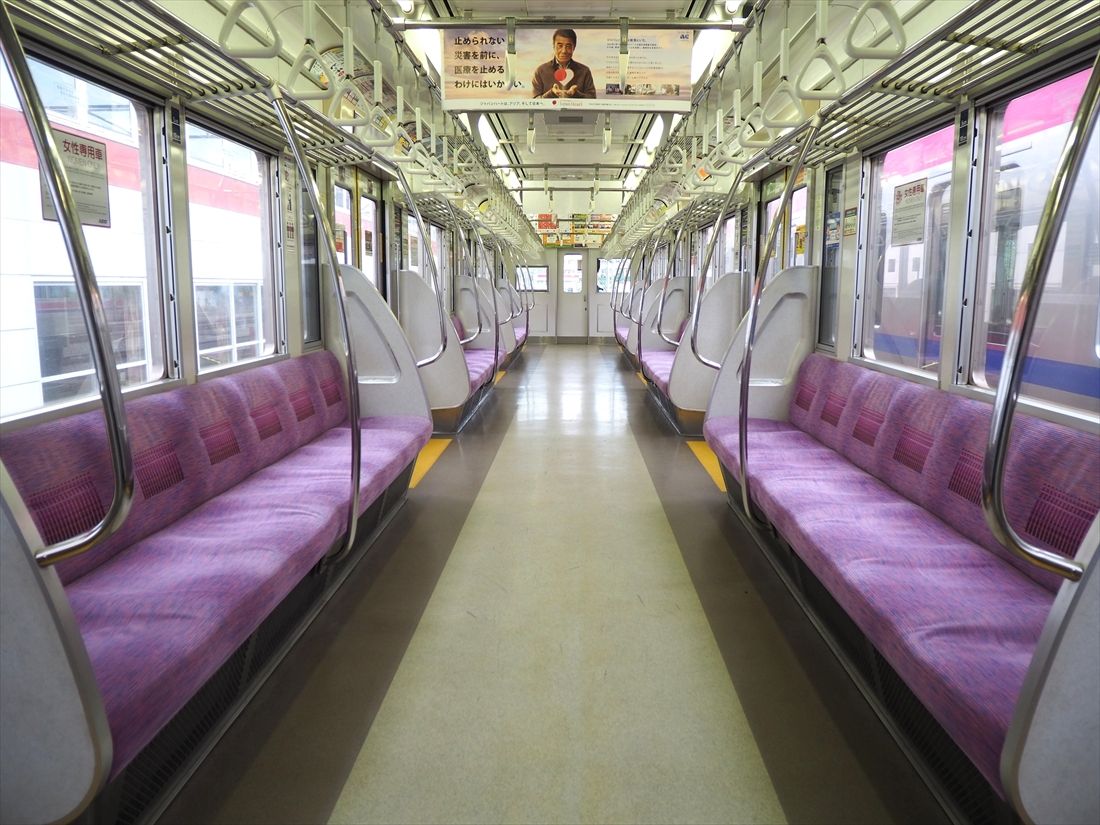 先頭車両の車内（記者撮影）