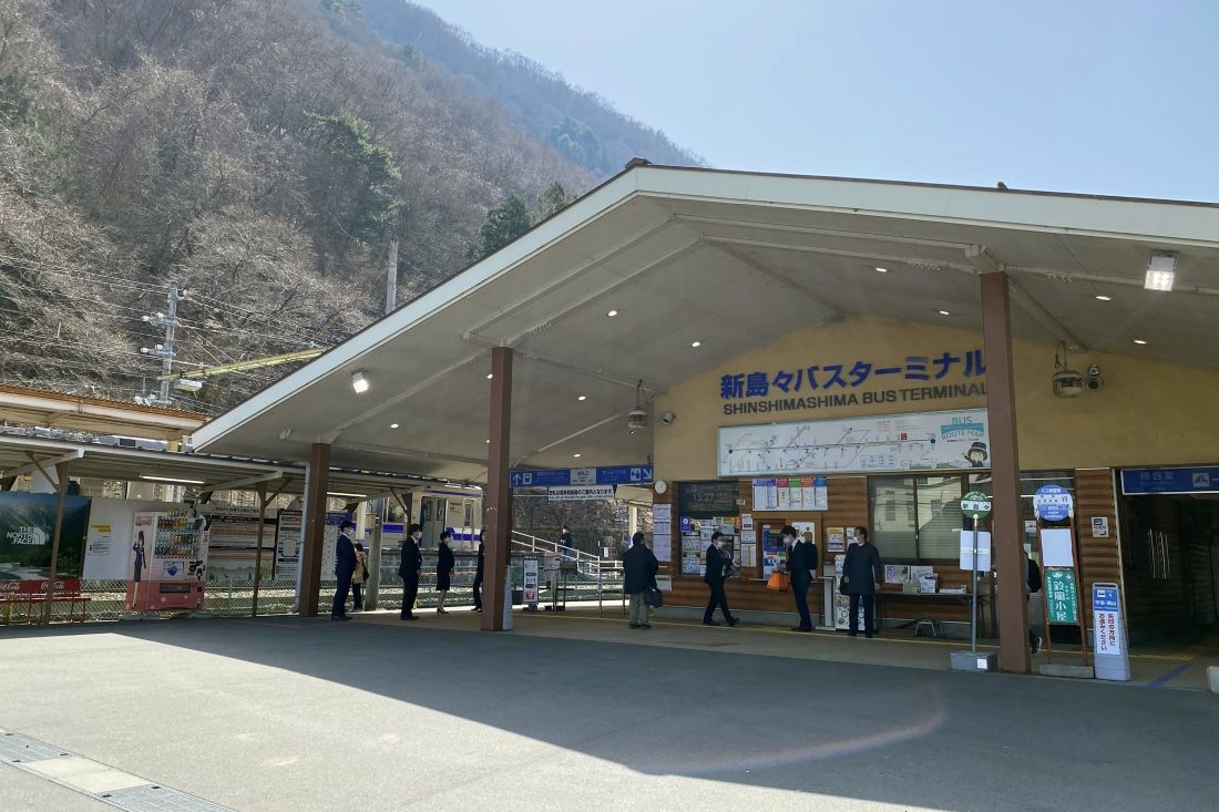 新島々駅はバスターミナルに隣接しており、上高地方面などへの玄関口だ（編集部撮影）