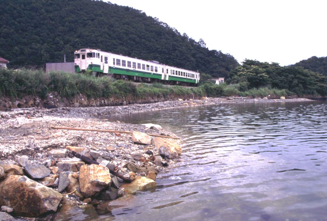 石巻線の万石浦付近を行く列車（撮影：南正時）