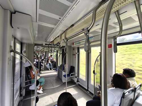 南テージョ高速輸送システムのトラムはベッドタウン内の交通（筆者撮影）