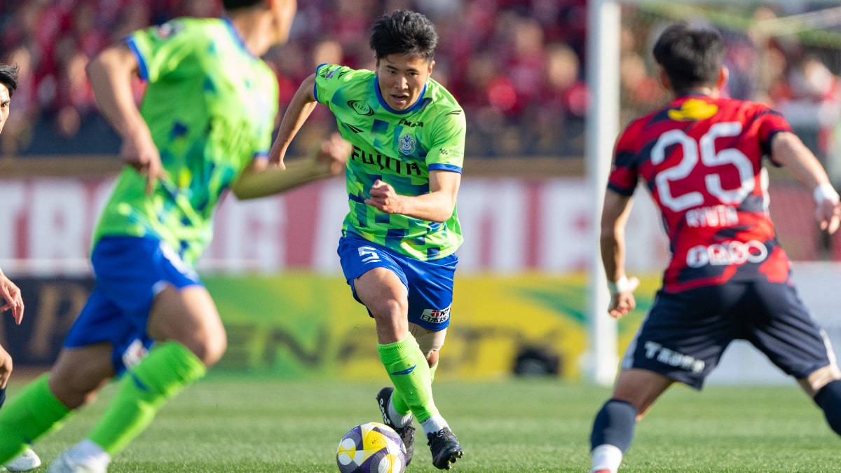 最後列の左を担うディフェンダー鈴木淳之介（©SHONAN BELLMARE）