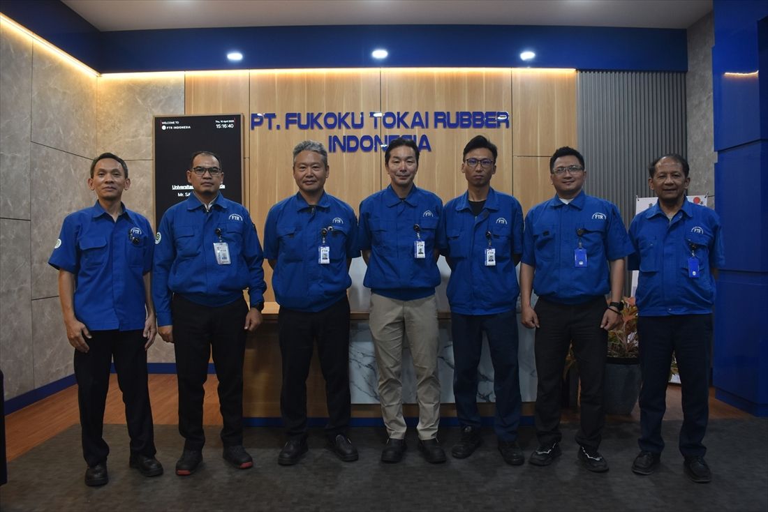 フコク東海ゴムインドネシア（FTRI）の原一郎代表取締役（中央）と鉄道チームのメンバー（筆者撮影）