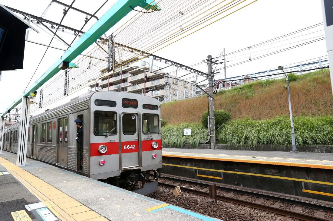 東急田園都市線つきみ野駅で試験中の昇降式ホーム柵＝2013年10月（撮影：尾形文繁）