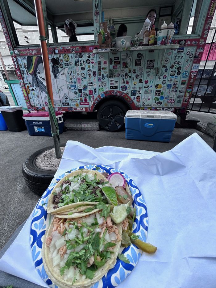 メキシカン・タコスのフードトラック「ティーダス・タコス」。タコス2つで計9ドル（約1390円）（筆者撮影）