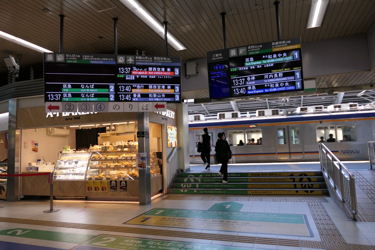 南海新今宮駅の発車案内