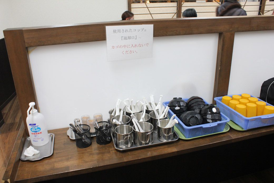 セルフサービスなので、レンゲや取り分け用のお椀は自分で確保（写真：筆者撮影）