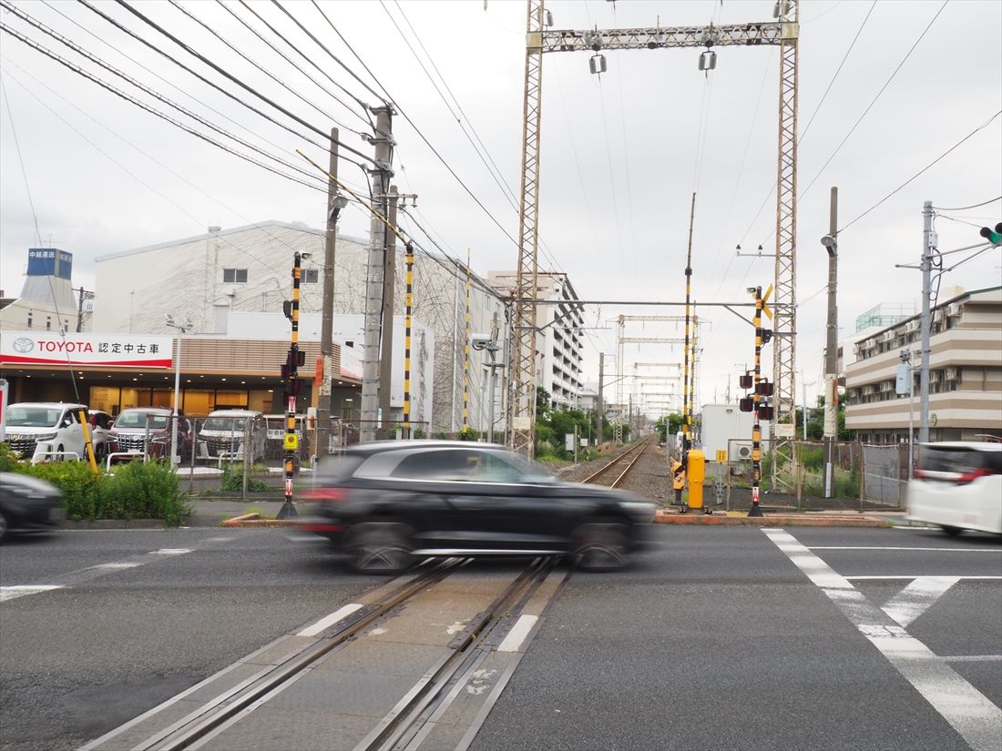 交通量が多い国道6号の新宿新道踏切。ここの扱いが大きなポイントの一つだ（編集部撮影）