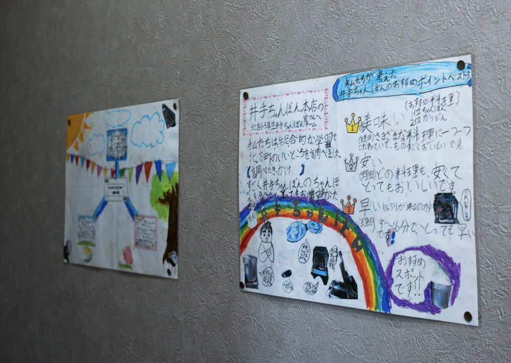 店内に貼られた、地元小学生の作品「井手ちゃんぽんのおすすめポイントベスト３」（筆者撮影）