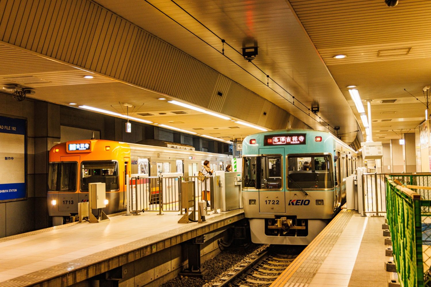 普段は関係者以外入れない神泉寄りの降車ホーム端から。井の頭線は車両のカラーリングが7色＋レインボーの8種ある（撮影：鼠入昌史）