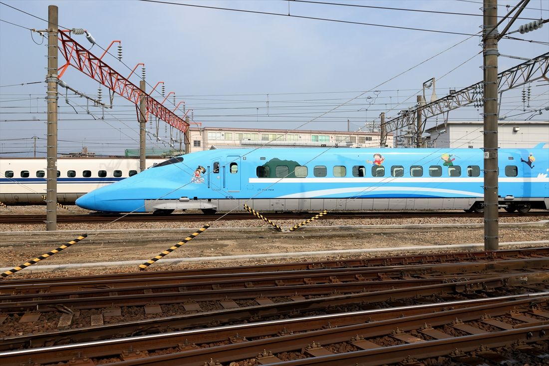 「せとうちブルー号」の青い車体は遠くからでも目立つ（撮影：尾形文繁）
