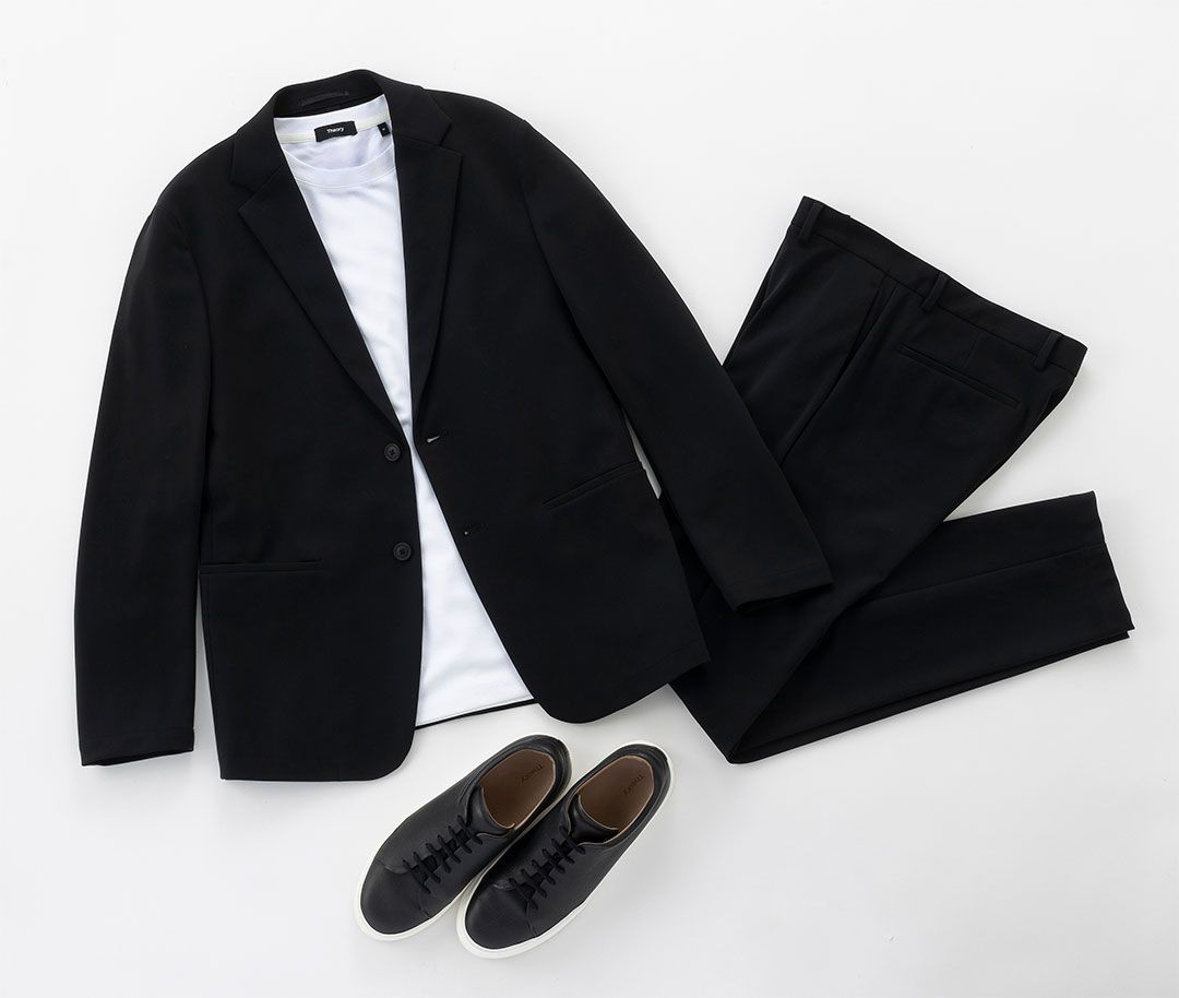 スーツとTシャツを合わせるたオフィスカジュアルなスタイル。スーツは「PRECISION PONTE（プレシジョン ポンチ）」のジャケットとパンツ