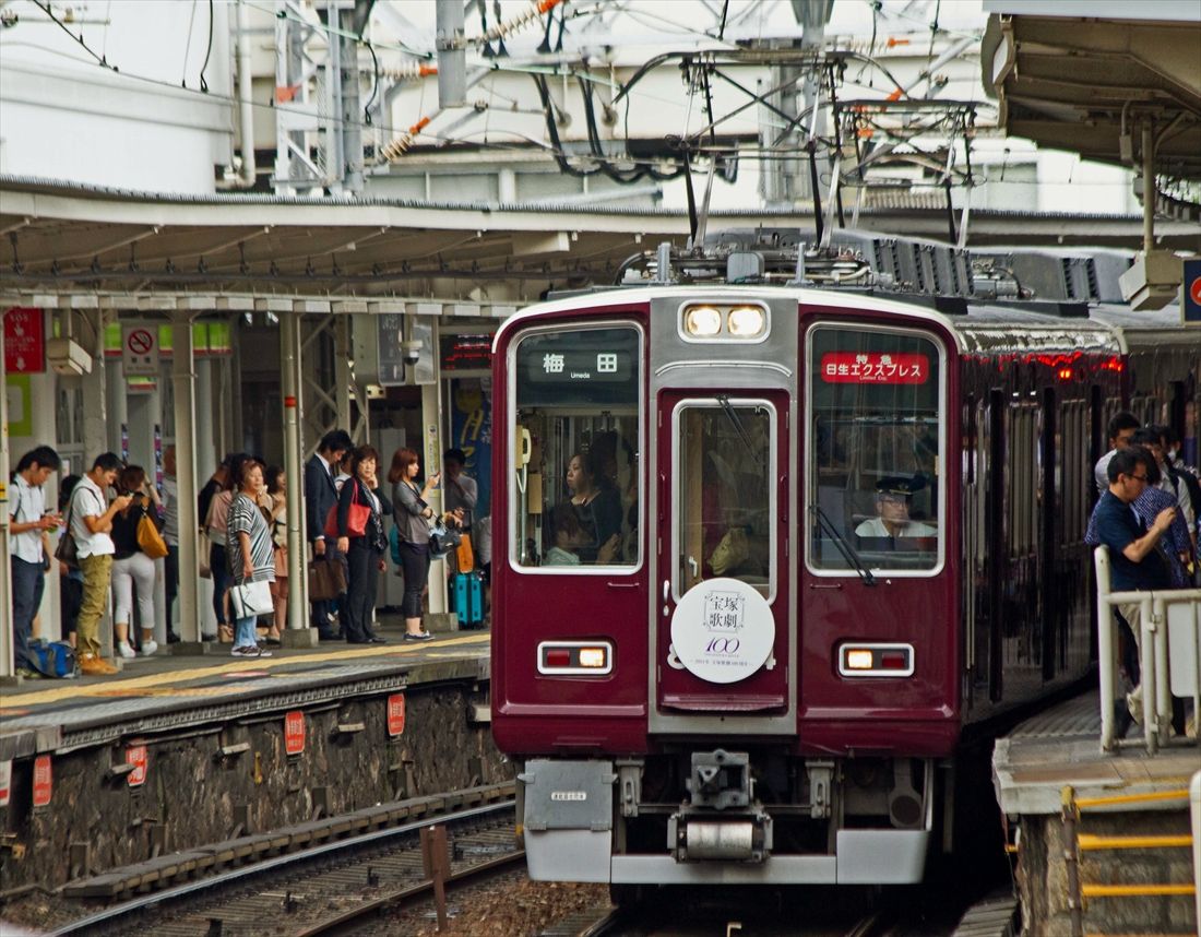 2014年「宝塚歌劇100周年」のヘッドマークを付けた8000系。能勢電鉄直通の「日生エクスプレス」として走る姿（撮影：南正時）