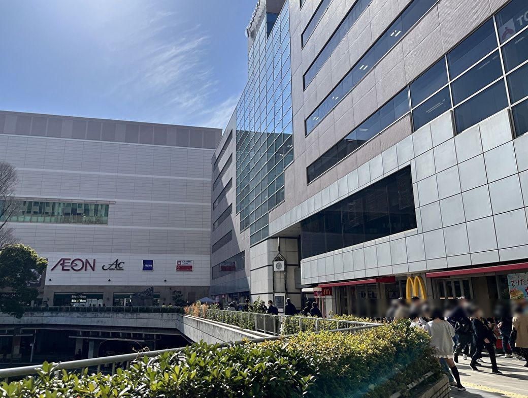 新百合ヶ丘駅前の様子。左手に映画館の入る「イオンスタイル新百合ヶ丘」が見える（筆者撮影）