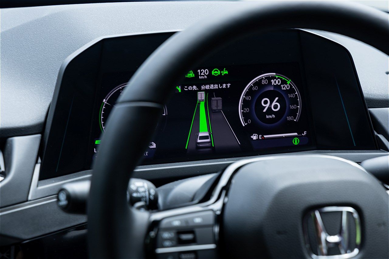 ホンダ量販モデル初のハンズオフ機能を搭載した「アコード e:HEV Honda SENSING 360＋」（写真：三木 宏章）
