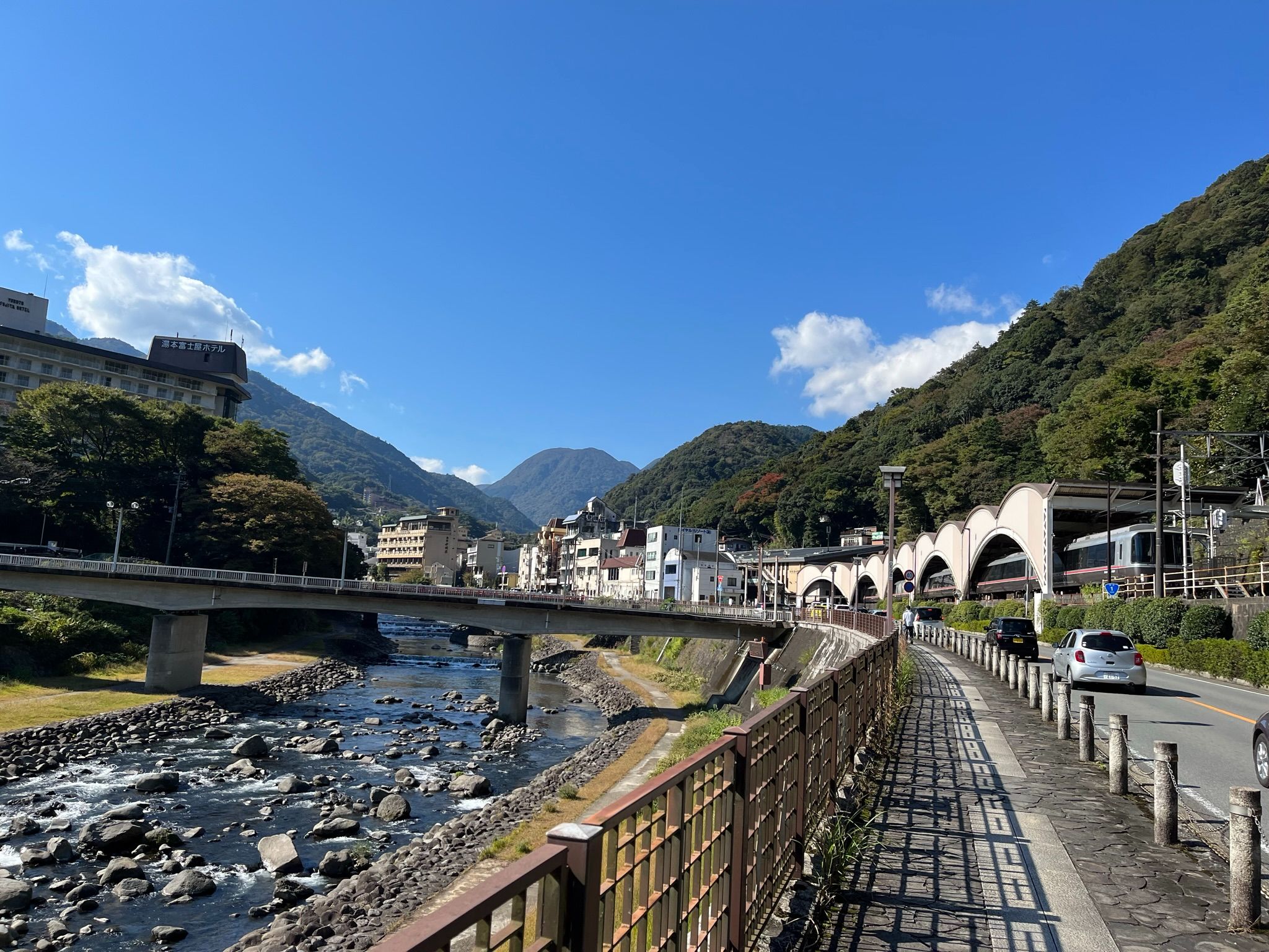 「第3新東京市」の舞台となった「箱根」。右奥に見えるのが箱根湯本駅です（筆者撮影）