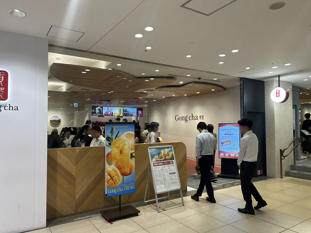『ゴンチャ 東京駅グランスタ八重洲店』。サラリーマンの姿も散見される（筆者撮影）