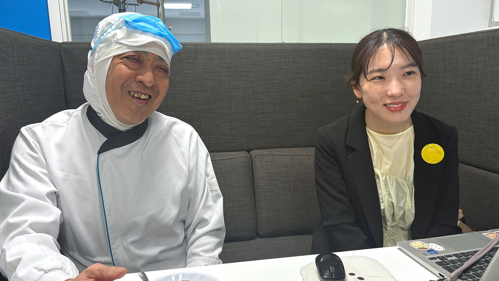 ミルクレープ産みの親である関根俊成さん（左）と、シュゼットで商品開発を行う植田ゆき菜さん（写真：編集部撮影）