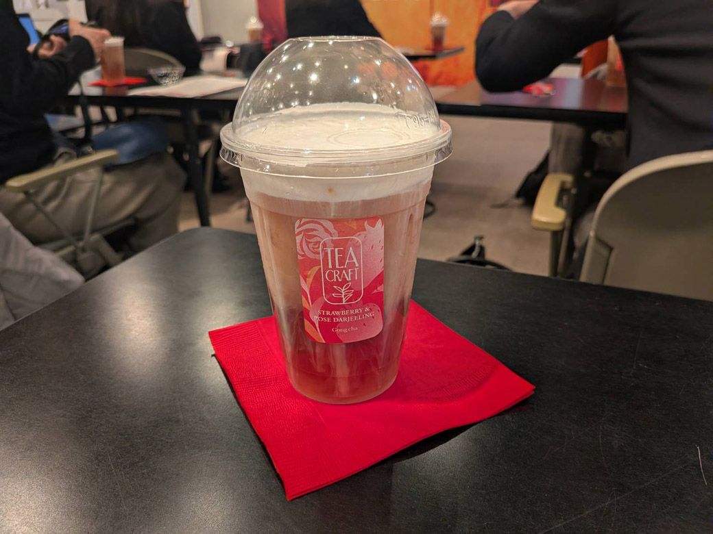 「ストロベリー＆ローズ ダージリン ミルフォティー」（筆者撮影）