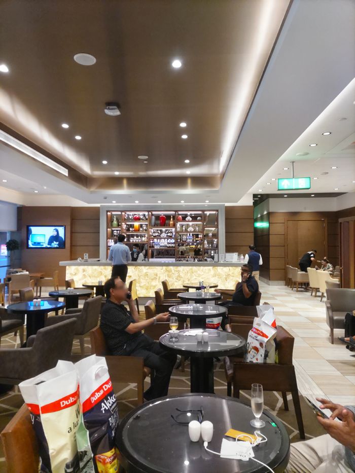 ドバイのラウンジ（筆者撮影）