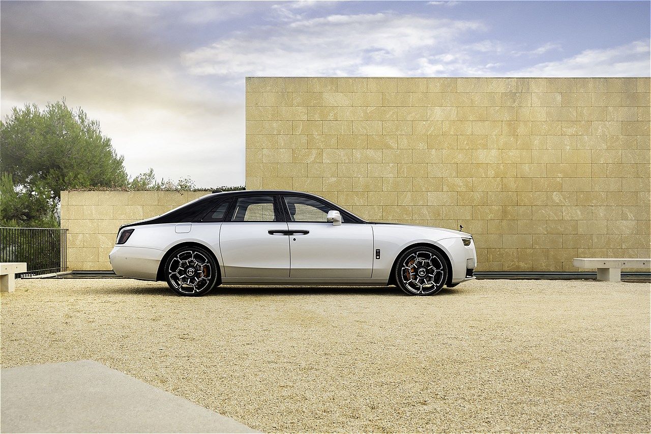 ロールス・ロイス「ブラックバッジ・ゴースト・シリーズⅡ」のAESTHETE - Jubilee Silver & Black（写真：Rolls-Royce Motor Cars）