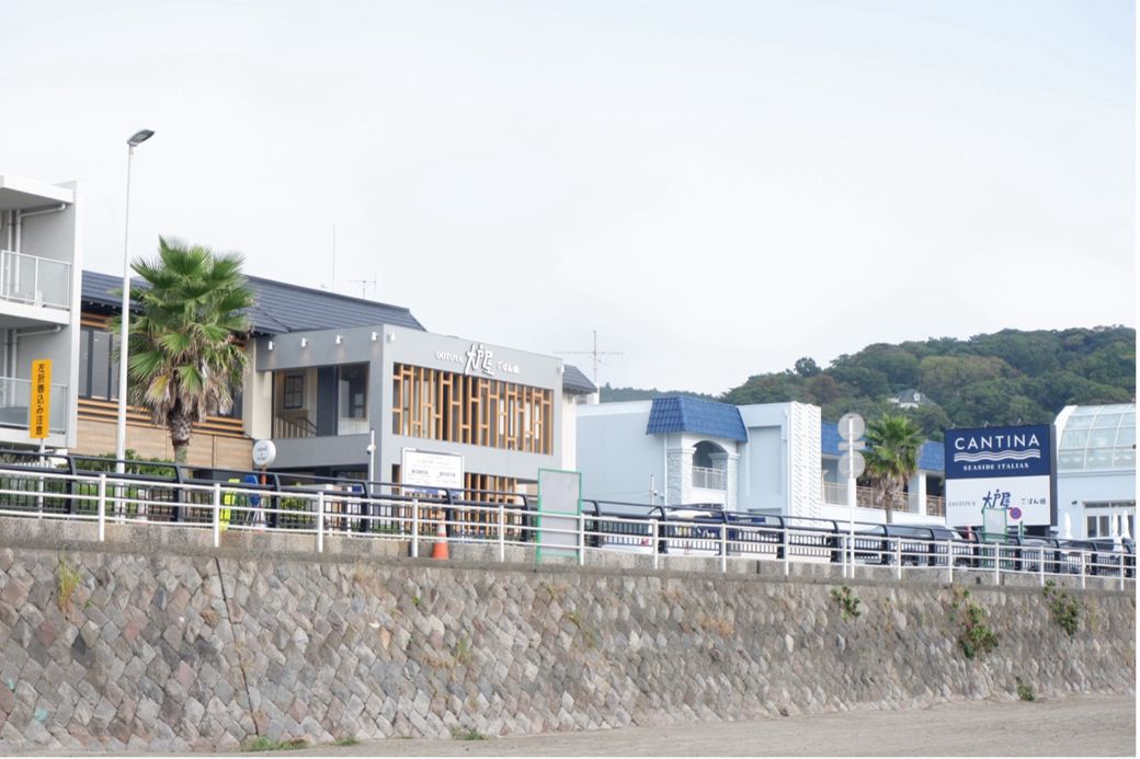 海岸側から見た様子。お隣には「カンティーナ」が（筆者撮影）