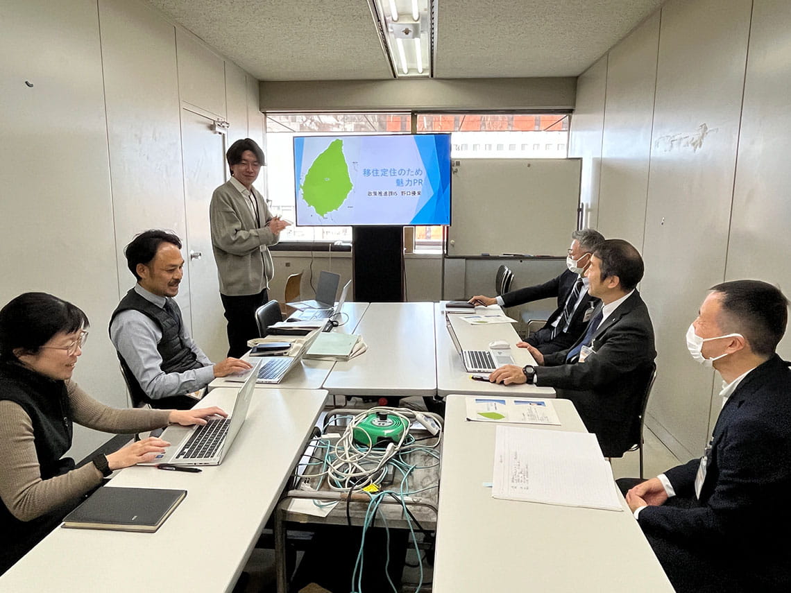 地元企業や市役所などで行う長期インターンシップ（写真：共愛学園前橋国際大学提供）