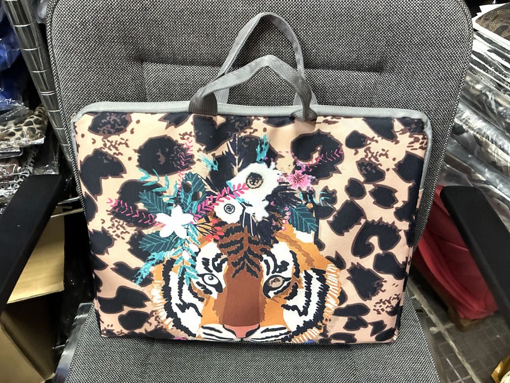 取材時、筆者がひとめ惚れして購入したPCバッグは1000円ポッキリ（筆者撮影）