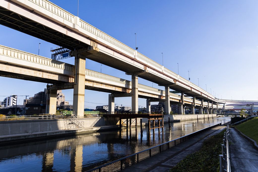 区境を構成する綾瀬川（撮影：今井 康一）