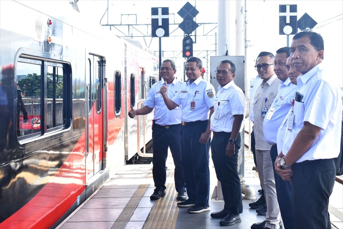 CLI-225型の発車を見送るKAI、INKAの両社長、幹部ら（筆者撮影）