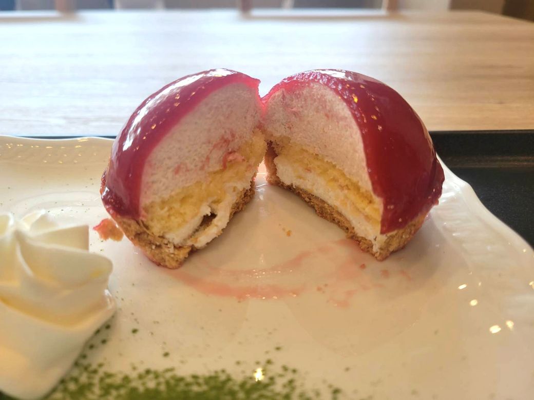 割ると中はこんな感じでムースやジェノワーズ生地などで構成される。トッピングの抹茶がふわりと香る（筆者撮影）