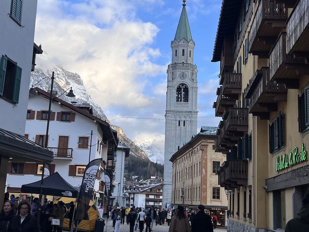 聖フィリッポ・聖ヤコボ教会。青い空に白い岩石の塔が生える（写真：筆者撮影）