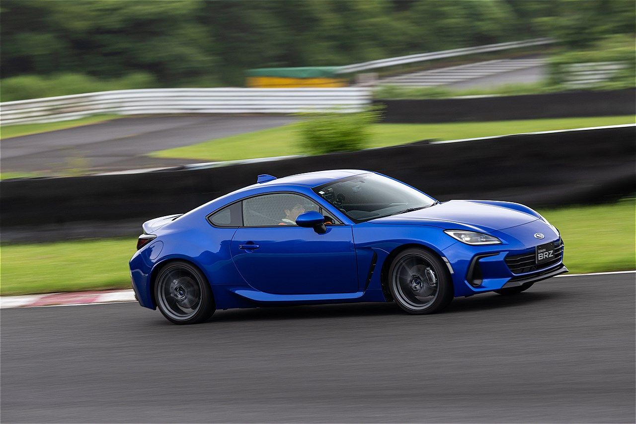 一部改良モデルのトヨタ「GR86」およびSUBARU「BRZ」のサーキット試乗会の様子（写真：三木宏章）