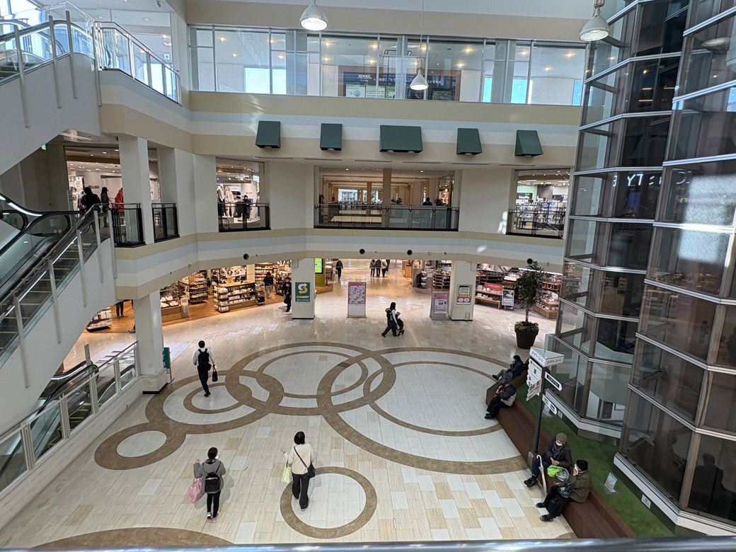 本八幡駅（ニッケコルトンプラザ内観）（写真：筆者撮影）