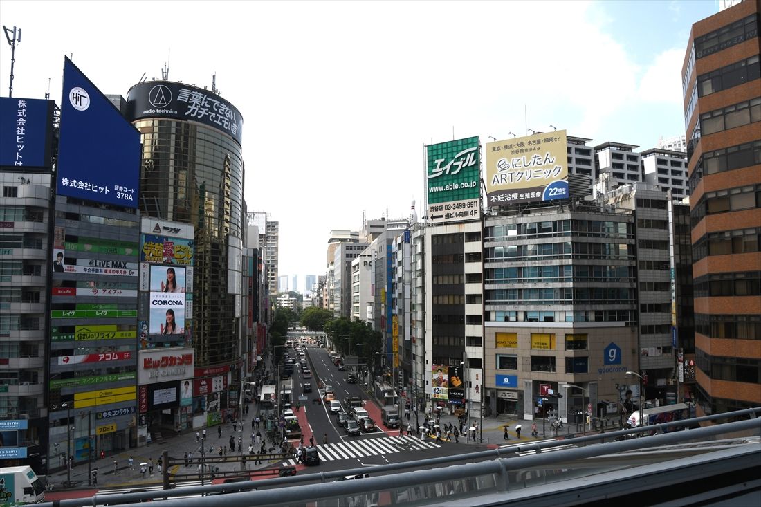 スカイウェイ予定地から望む明治通り（記者撮影）