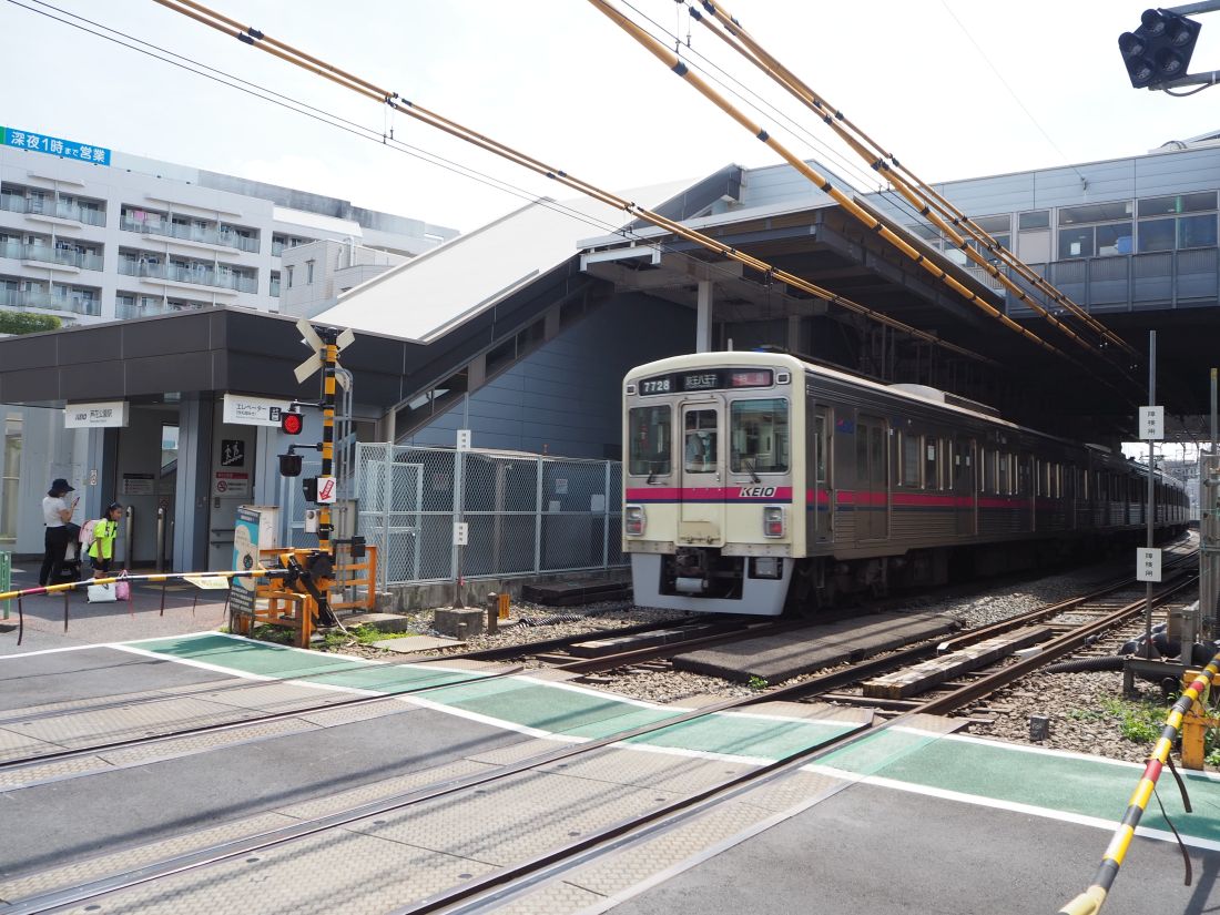 芦花公園駅を通過する電車（記者撮影）