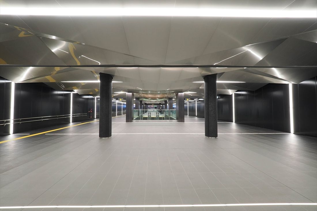 大阪・関西万博会場の玄関口となる大阪メトロ中央線の夢洲駅コンコース階の全景。幅は17ｍとかなりゆったりした空間だ（撮影：伊原薫）