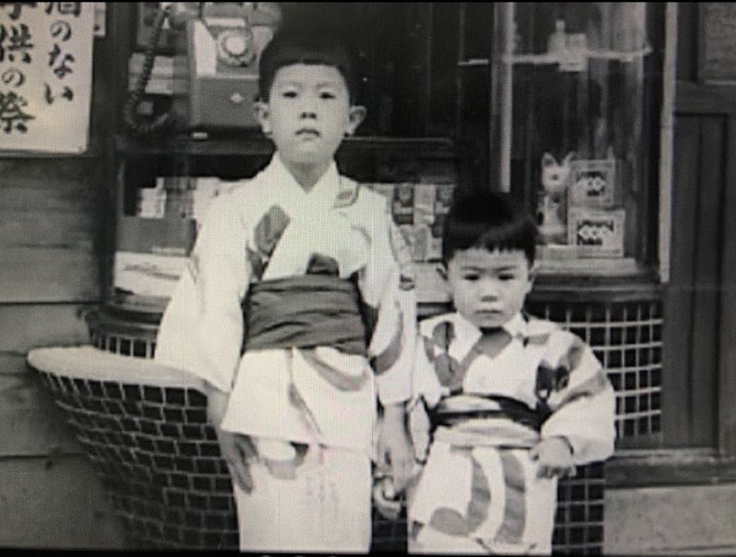 幼少期の江蔵智さんと弟（写真：江蔵智さん提供）