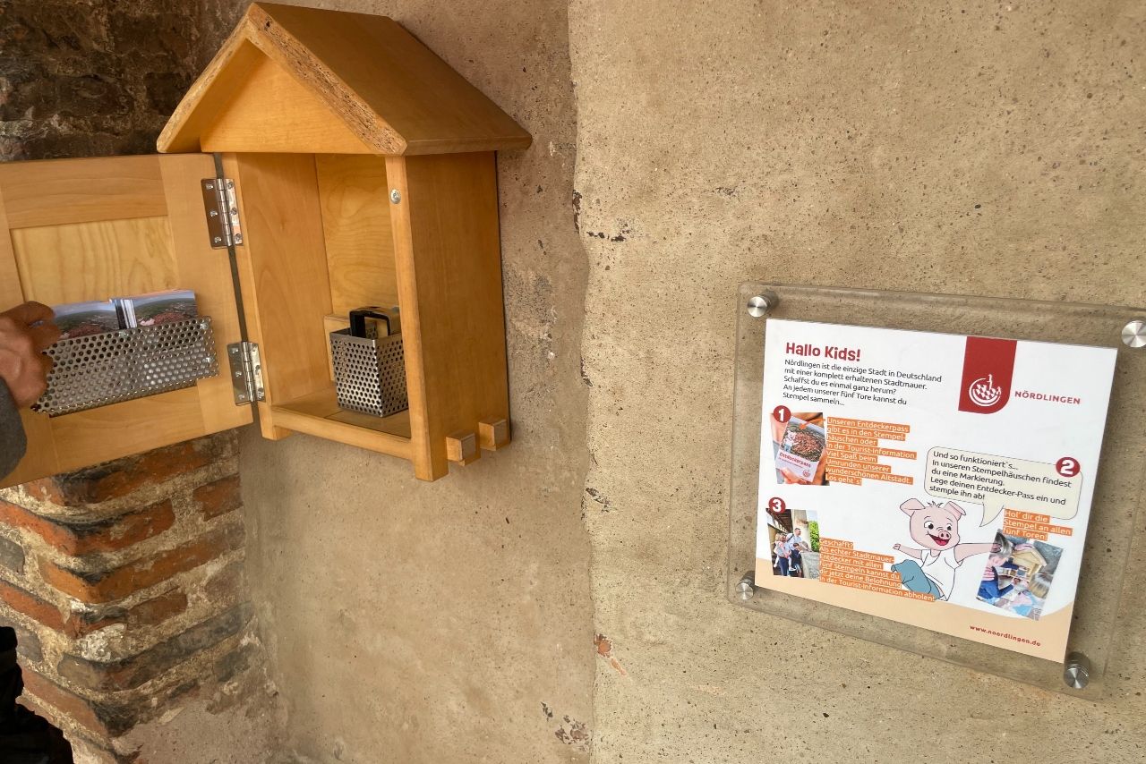 実は町をめぐるスタンプラリー自体は子ども向けのものがすでにあり、壁の上にもスタンプがあった（写真：筆者撮影）