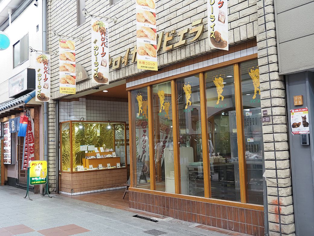 店の外観。現在は1階のみで営業しているが、3階にパン工場を備えるほど店舗は大きい（筆者撮影）