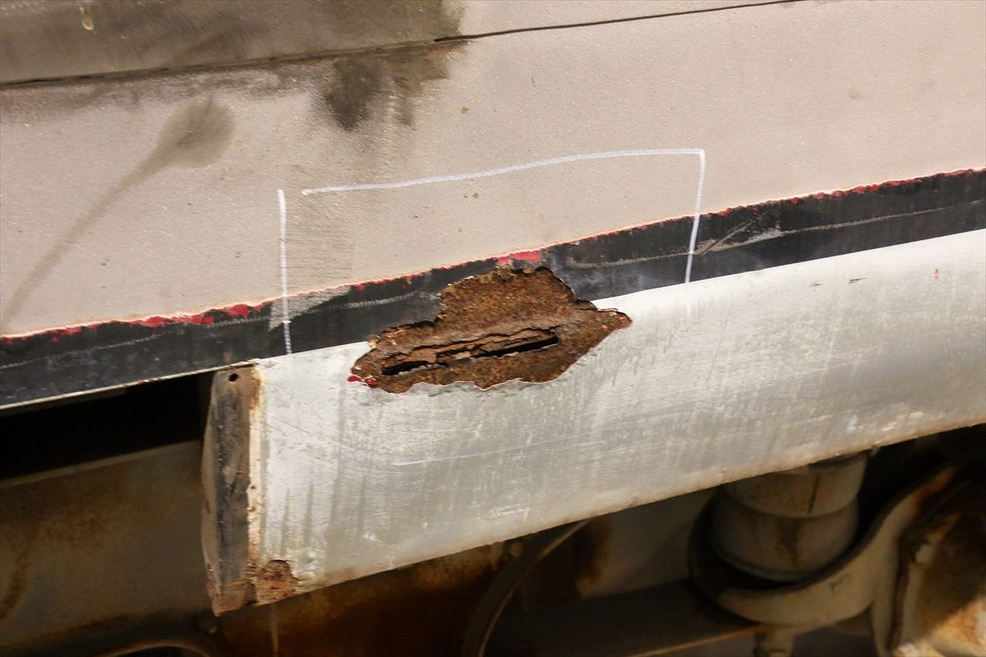 長く屋外に放置されていた車体は錆だらけだった（撮影：橋爪智之）