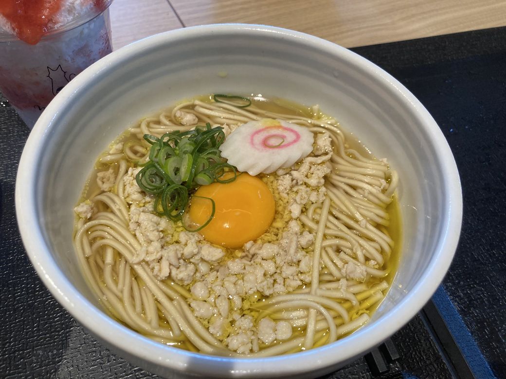 新旬屋本店とコラボした「金の鶏中華」（筆者撮影）