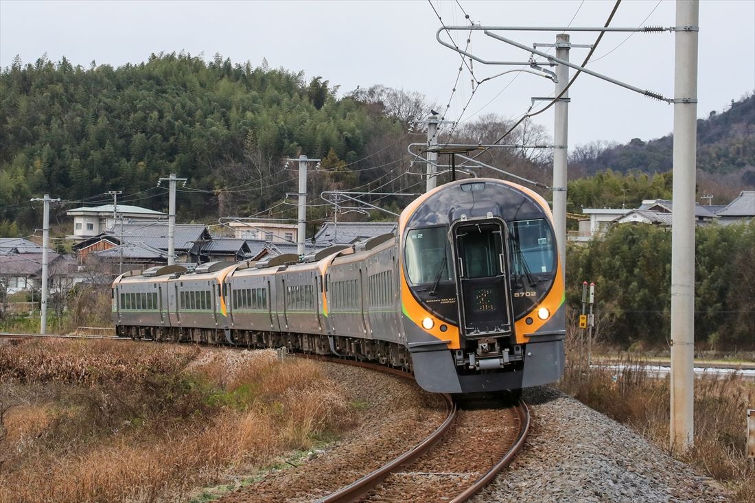 JR四国8600系はマップ型車体傾斜装置を搭載して制御付き自然振り子車両の8000系と同等の所要時間で運行している（筆者撮影）