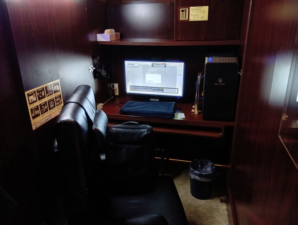 蛍光灯をつけた状態のブース席はこんな感じ（筆者撮影）