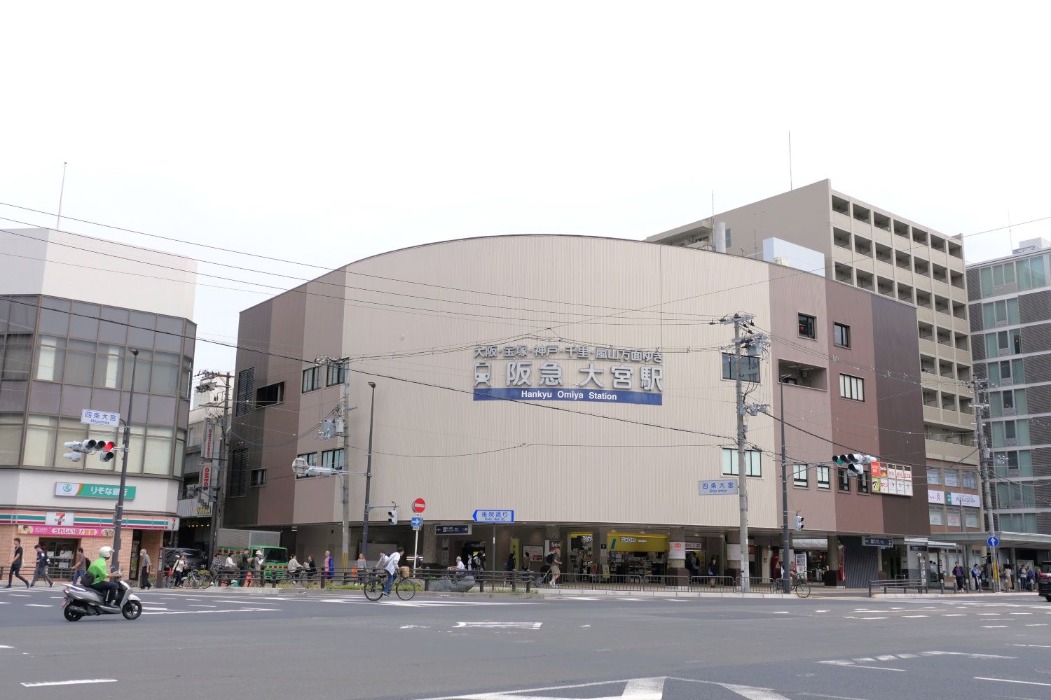 阪急電鉄京都本線の大宮駅。地上に大宮阪急ビルが建つ（編集部撮影）