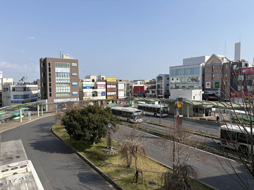 駅南口のバスターミナル。南側は背の低い建物が多い（写真：筆者撮影）