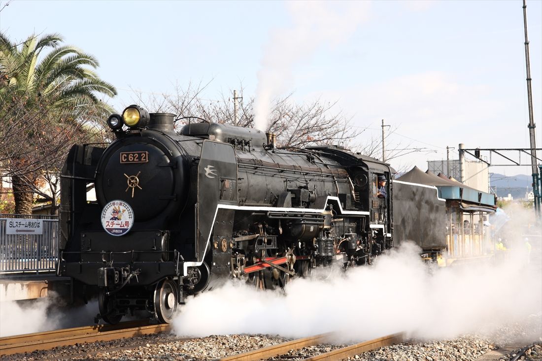 京都鉄道博物館の構内で「SLスチーム号」を牽引して走るC62形2号機（撮影：南正時）