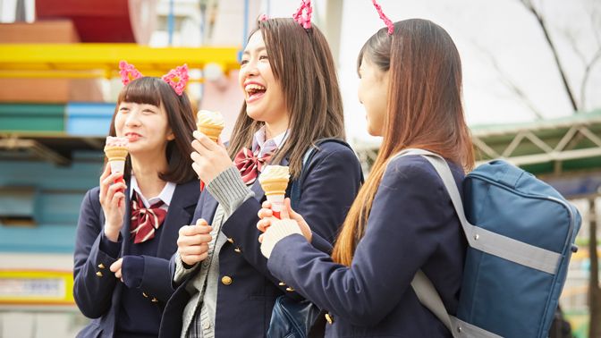 女子高生はなぜ｢なんちゃって制服｣を着るのか タイトミニスカートの｢韓国風｣制服も人気 | イマドキのLINE事情 | 東洋経済オンライン